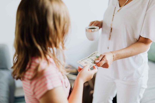 Confira as melhores formas de ensinar sobre dinheiro para crianças