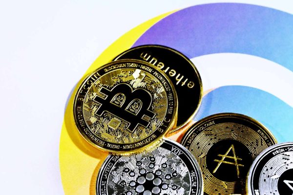 Altcoins: entenda como funciona e quais os riscos que essa moeda tem