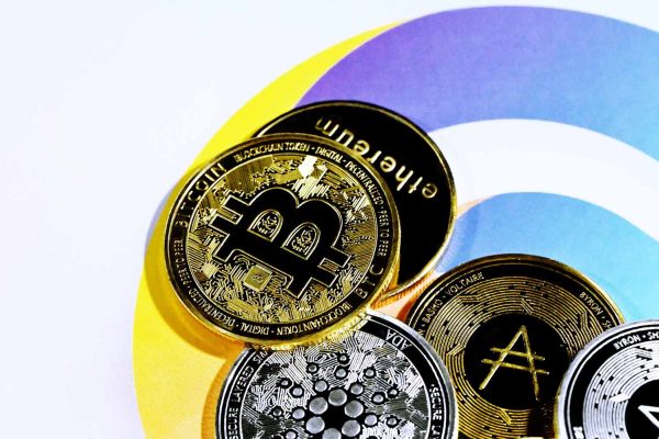 Altcoins: entenda como funciona e quais os riscos que essa moeda tem