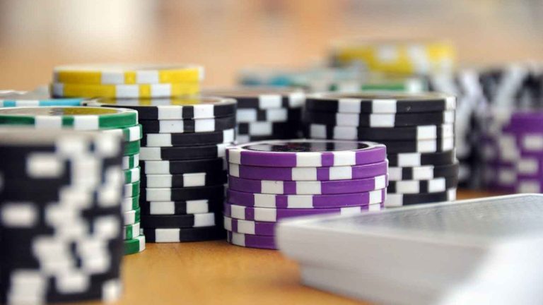 Como o poker pode te ajudar a tomar melhores decisões financeiras