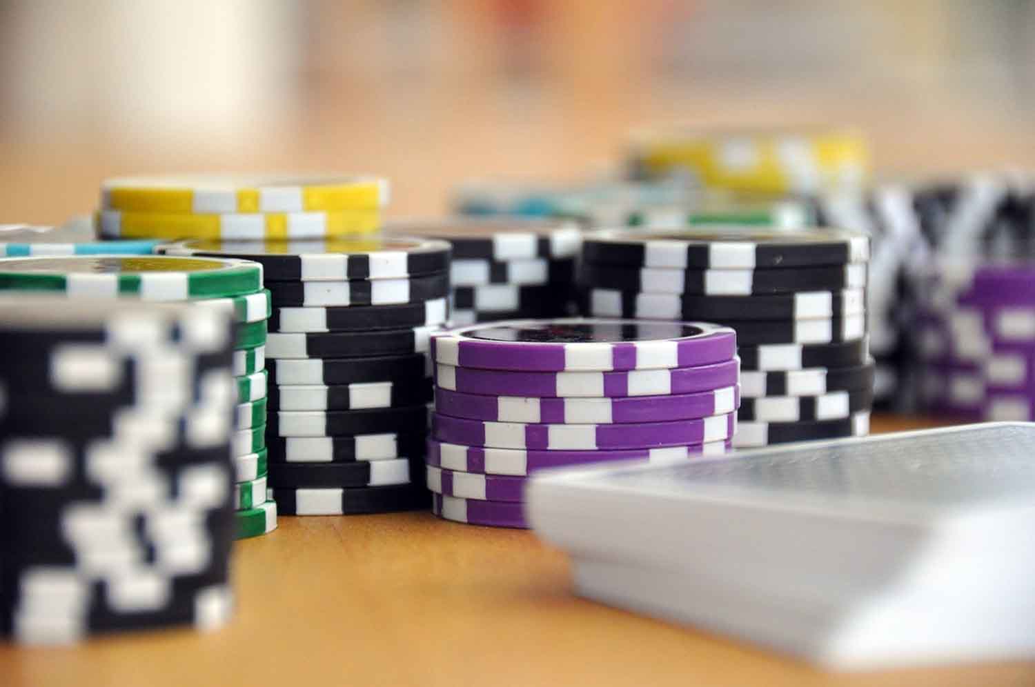 DO POKER AO VIVO PARA O POKER ONLINE: COMO SE ADAPTAR?