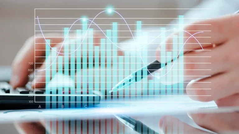 Mãos interagindo com uma caneta e calculadora, sobrepostas a gráficos de barras e linhas, representando análise financeira e projeções de mercado.