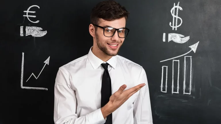 Homem sorridente de óculos e gravata apontando para ilustrações desenhadas em lousa com símbolos de crescimento financeiro, incluindo gráficos e ícones de moeda