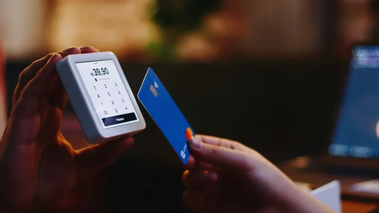 Pessoa realizando pagamento com cartão de crédito por aproximação em uma maquininha com valor de R$ 39,90 exibido na tela.