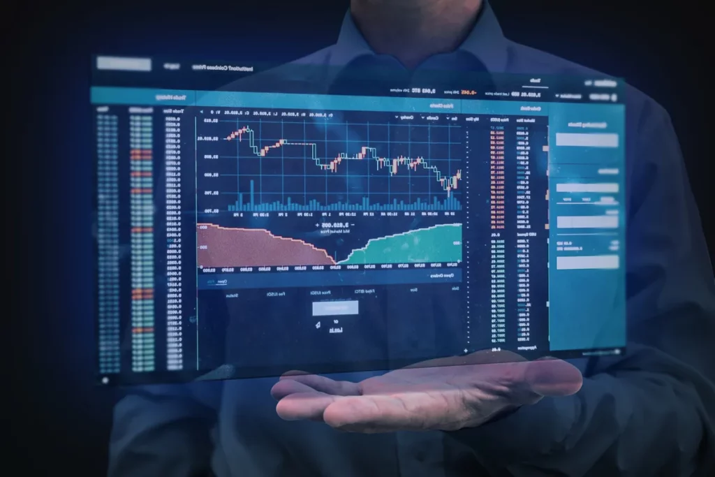 Tela de negociação com gráficos de mercado financeiro flutuando sobre a mão de um homem