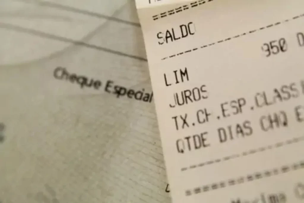 Recibo bancário mostrando detalhes de saldo, limite, juros e taxa de cheque especial.