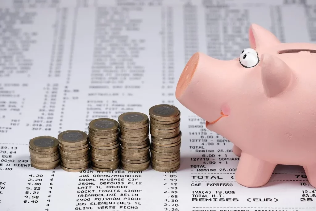 Investir R$ 500 no Tesouro Direto gera valores modestos, porém significativos para quem inicia a jornada de investimentos. Em Tesouro Selic, rendendo 13,25% a.a., você teria rendimento bruto de R$ 66,25 em 12 meses.