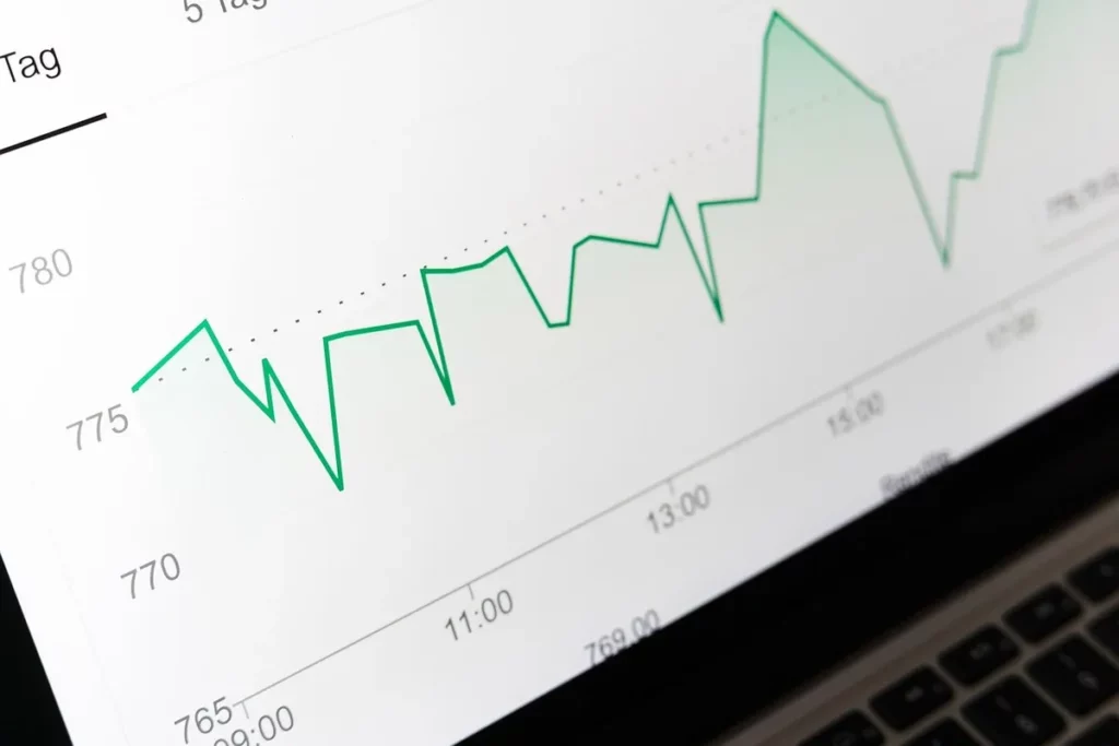 Gráfico de linha verde mostrando uma tendência de crescimento, representando o potencial de rendimento de um investimento de R$1.000 no Tesouro Direto.