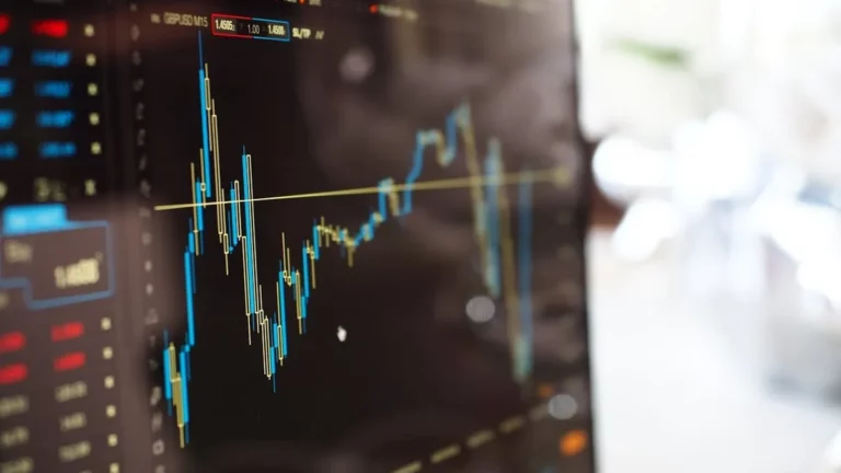 Uma tela de computador exibindo um gráfico de velas japonês em tempo real, com linhas de tendência e indicadores, representando a análise técnica no mercado financeiro e a aplicação de "stop loss".