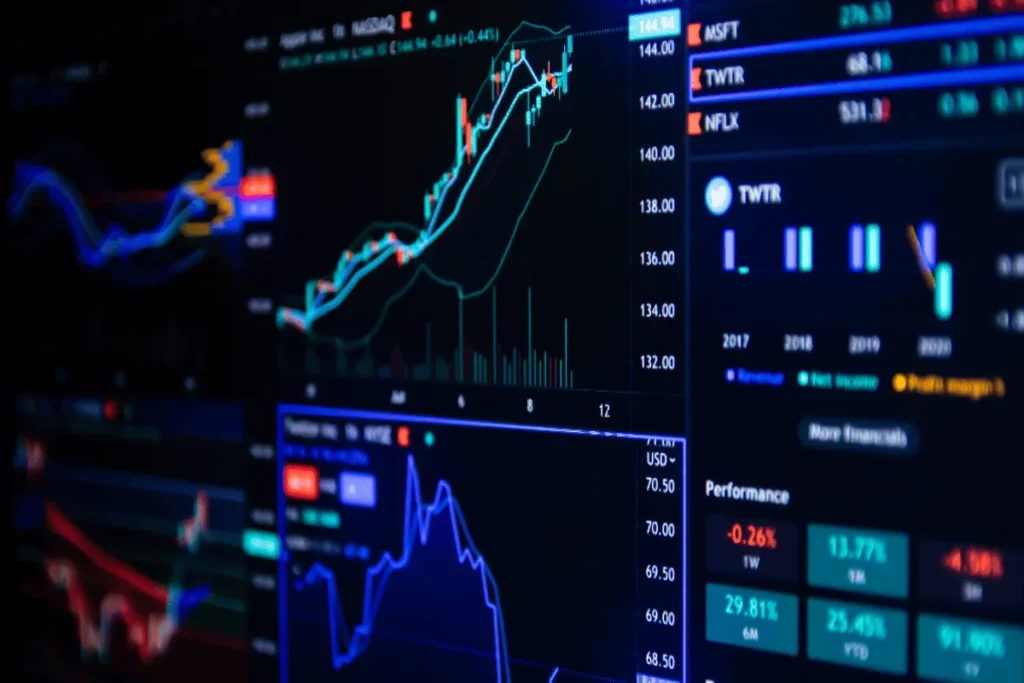Tela de negociação (trading) exibindo múltiplos gráficos financeiros voláteis, indicadores e cotações de ações, ilustrando a análise técnica para hedge cambial.