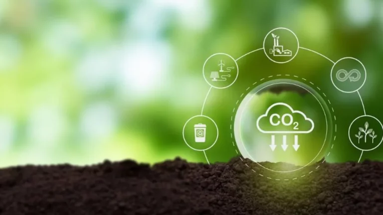 Imagem conceitual com o símbolo de $\text{CO}_2$ em uma bolha na terra, rodeado por ícones de energia e sustentabilidade, representando o mercado de carbono.