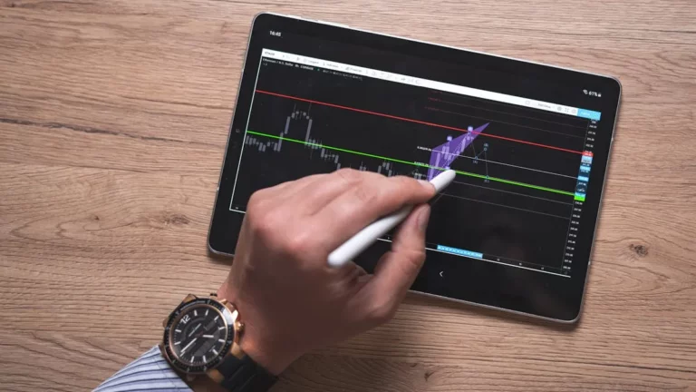 Homem analisando gráfico no tablet