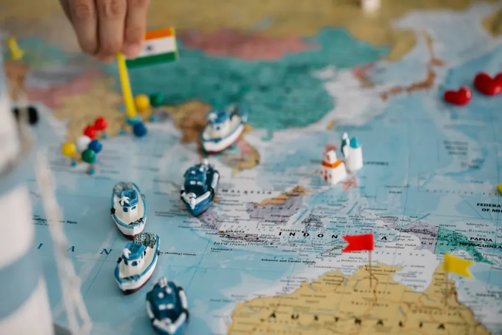 Mapa com vários barcos de brinquedo em cima