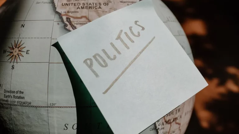 Globo com um papel escrito politics grudado