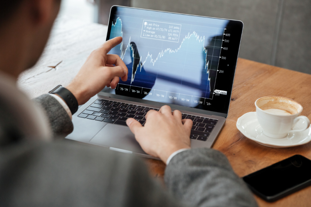 Homem analisando gráficos no computador