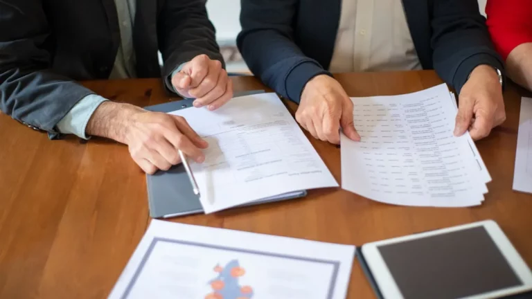 Pessoas analisando contratos