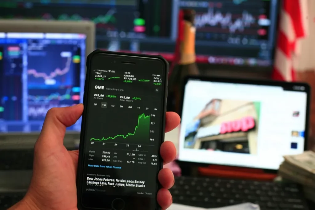 Pessoa analisando investimentos pelo celular