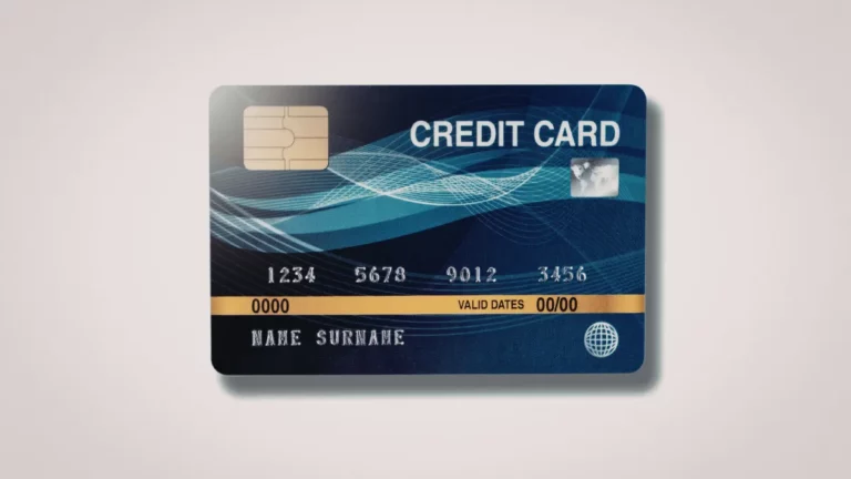 Cartão de crédito azul com chip dourado e a palavra “credit card” escrito na parte superior.