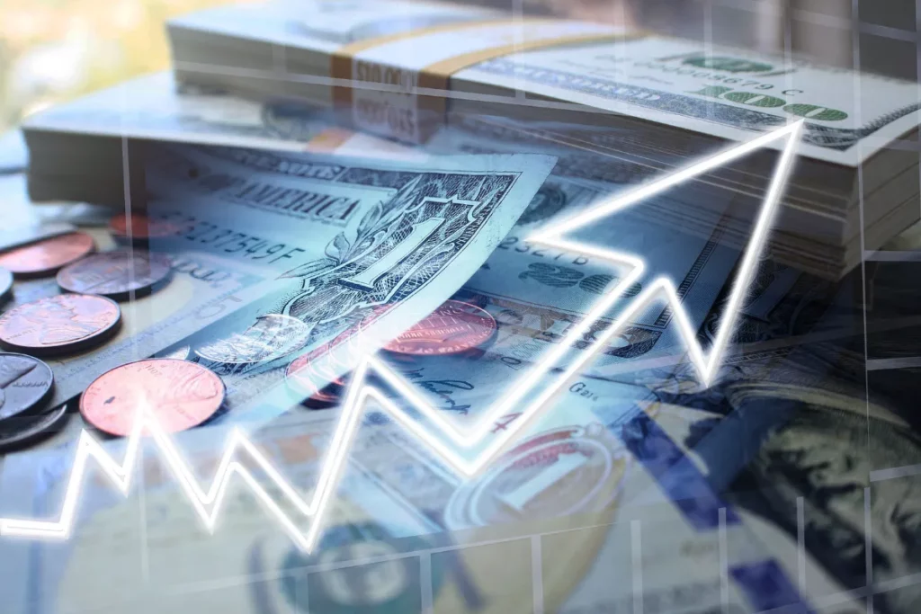 Notas e moedas com gráfico de linha crescente sobreposto indicando valorização financeira