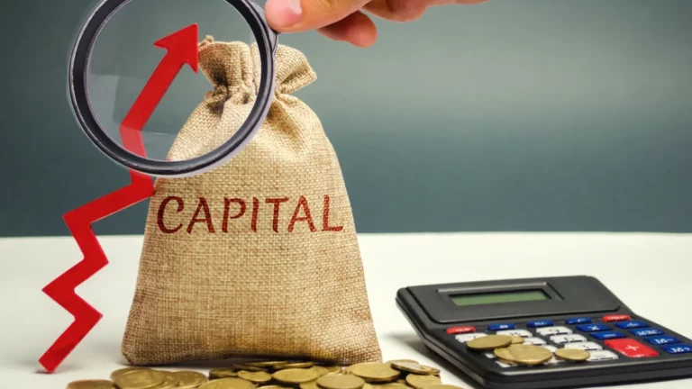Mão segurando lupa sobre saco escrito capital com seta vermelha apontando crescimento e moedas ao lado