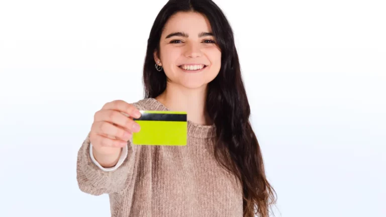 Mulher segurando um cartão verde e sorrindo