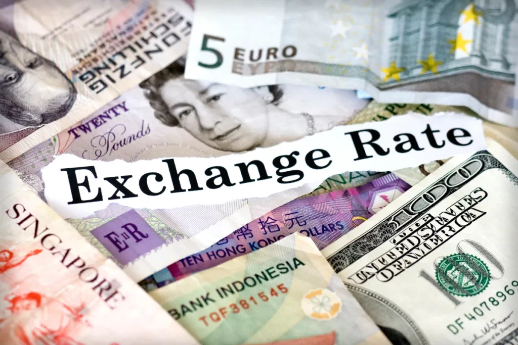 cédulas de diferentes moedas internacionais com a expressão exchange rate ao centro