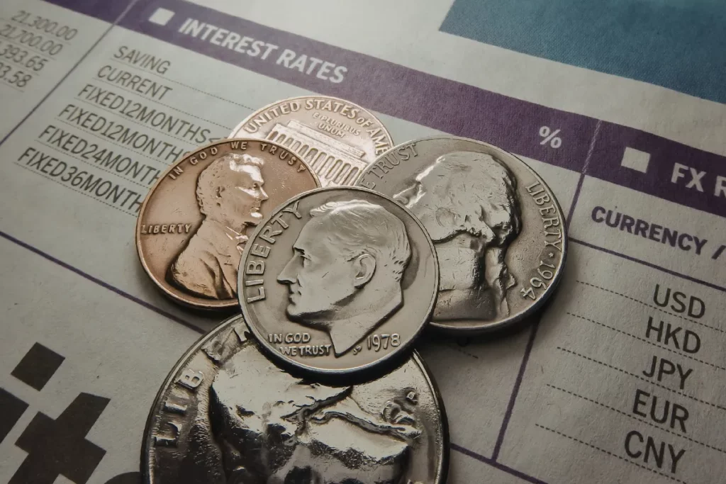 moedas americanas sobre tabela financeira com taxas de juros e moedas estrangeiras listadas