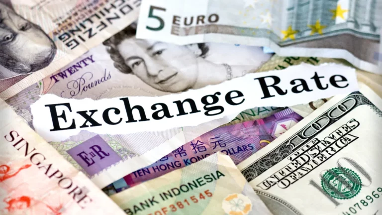 cédulas de diferentes moedas internacionais com a expressão exchange rate ao centro